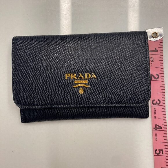 Prada Saffiano leather credit card holder with gold-toned Prada lettering. - Picture 4 of 7